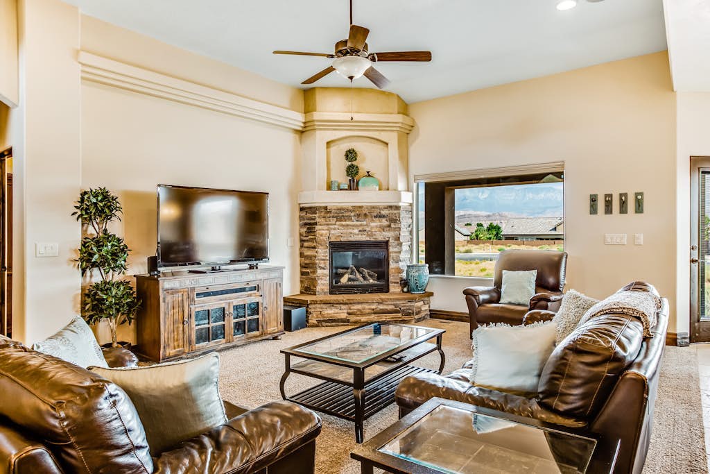 Lovely family home with patio, pool table, & free WiFi - close to national parks