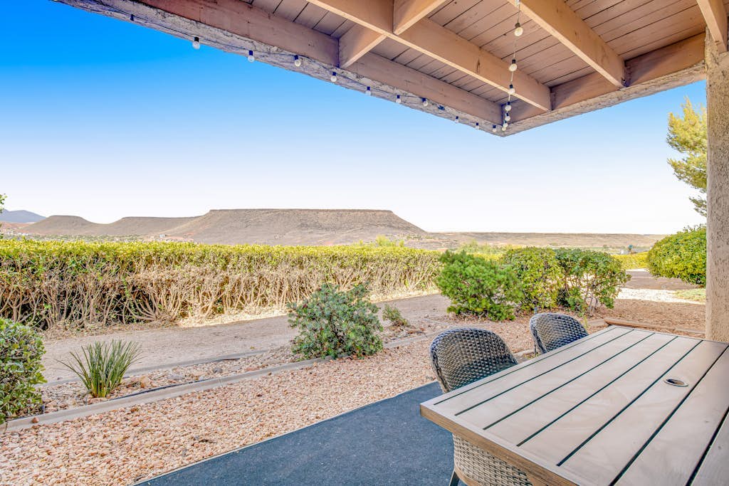 Sunny dog-friendly condo with game room, pool, tennis, hot tub, & washer/dryer