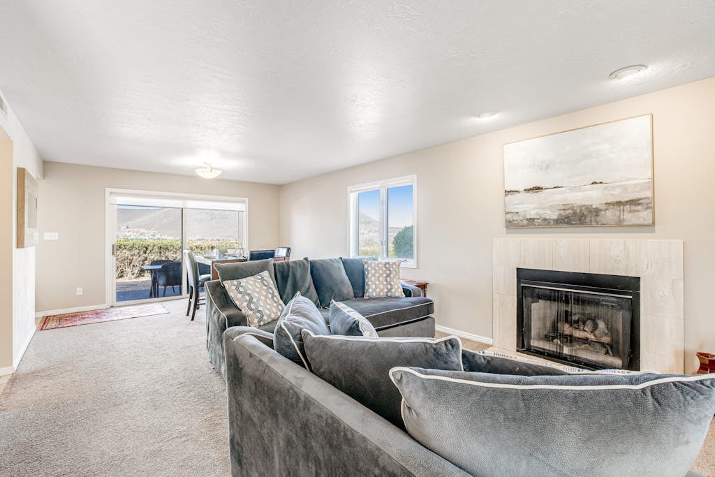 Sunny dog-friendly condo with game room, pool, tennis, hot tub, & washer/dryer