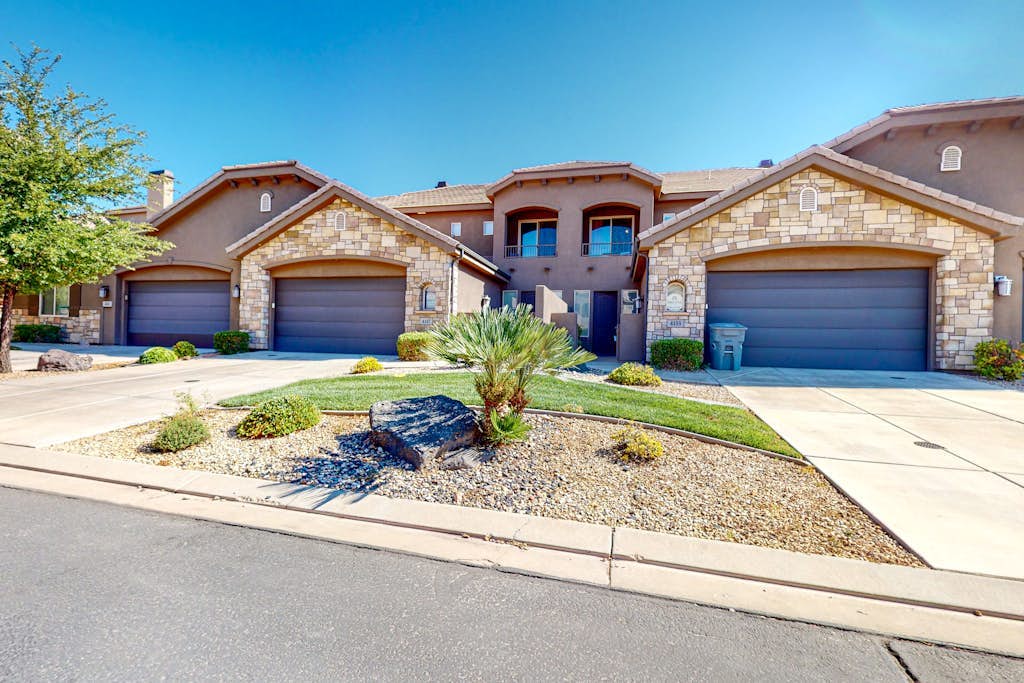 Stunning mtn-view townhome with 2 heated pools, hot tubs, gym, grill, patio