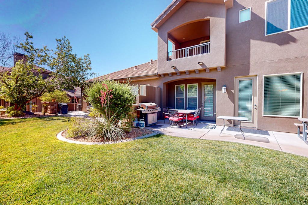 Stunning mtn-view townhome with 2 heated pools, hot tubs, gym, grill, patio