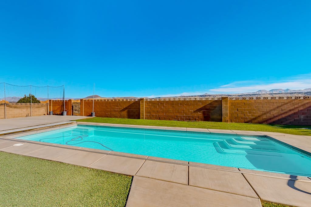 Spacious home with enclosed yard, pool, firepit, foosball table, fireplace, & AC