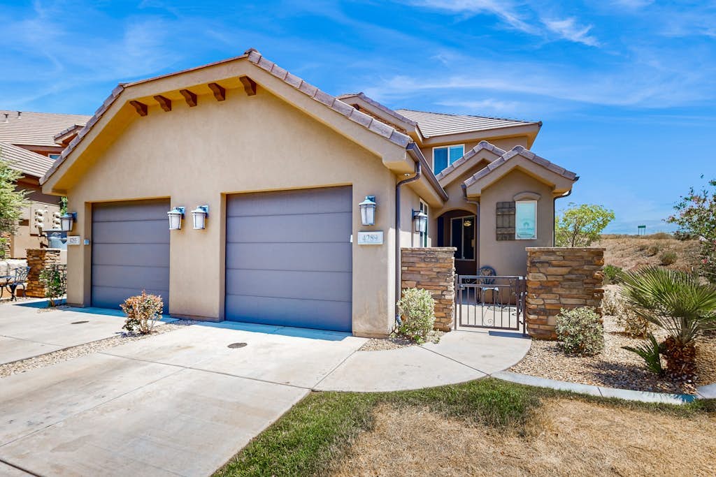Charming townhome w/ shared pool & hot tub, private W/D, free WiFi