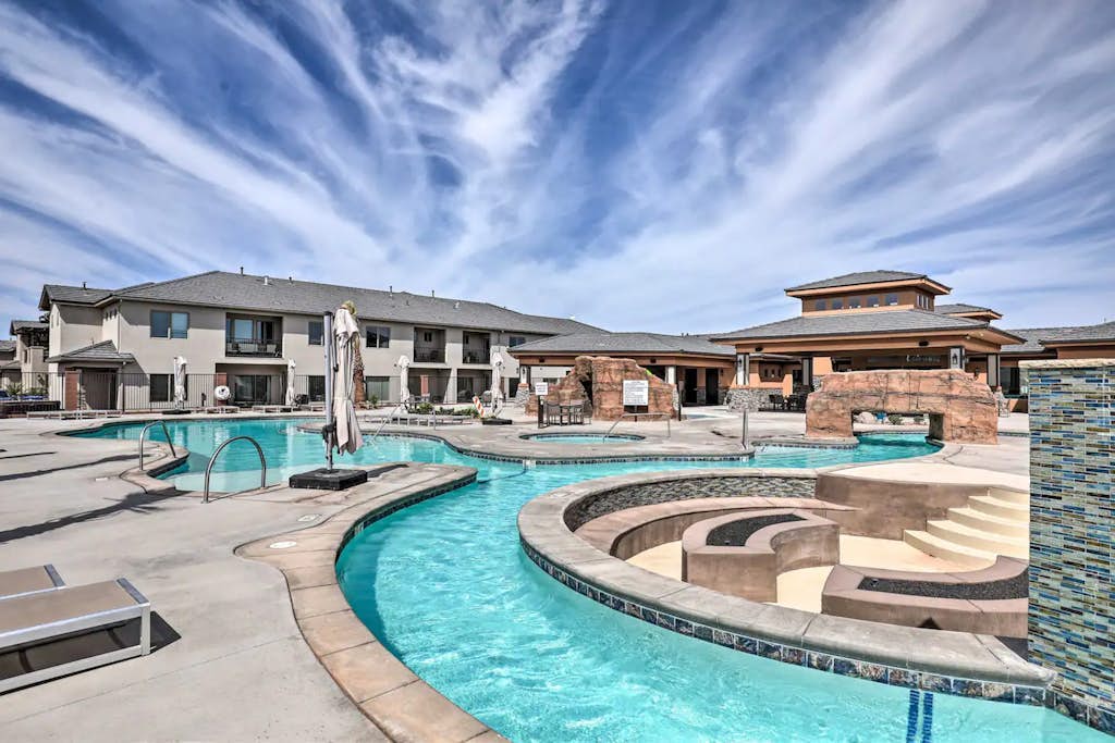 Luxury townhouse w/ private hot tub, resort amenities, ping pong table