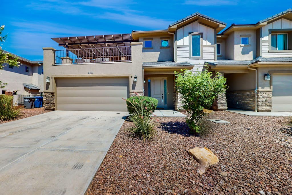 Luxury townhouse w/ private hot tub, resort amenities, ping pong table