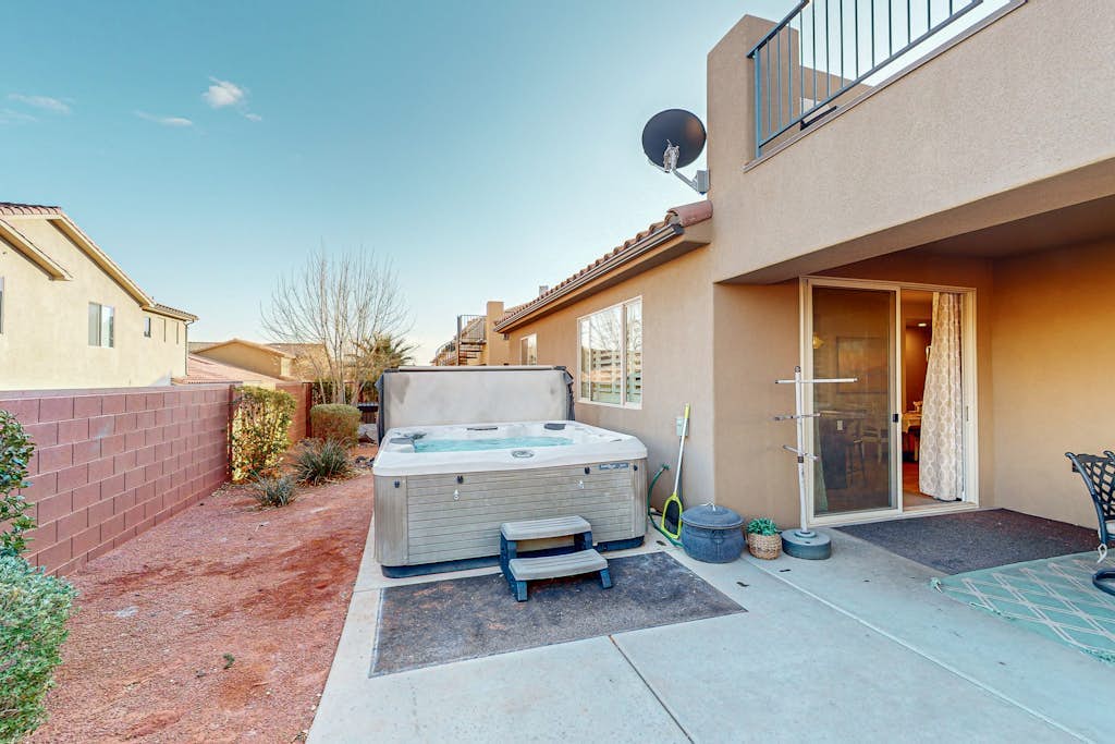 Spacious home with private hot tub, multiple decks, shared pool & water park