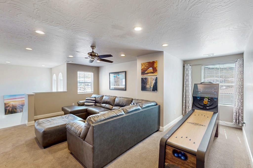 Modern townhome with astounding views - shared pool, lazy river & hot tub
