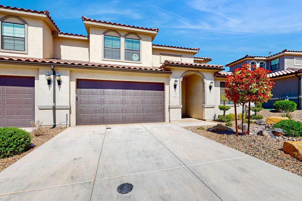 Modern townhome with astounding views - shared pool, lazy river & hot tub