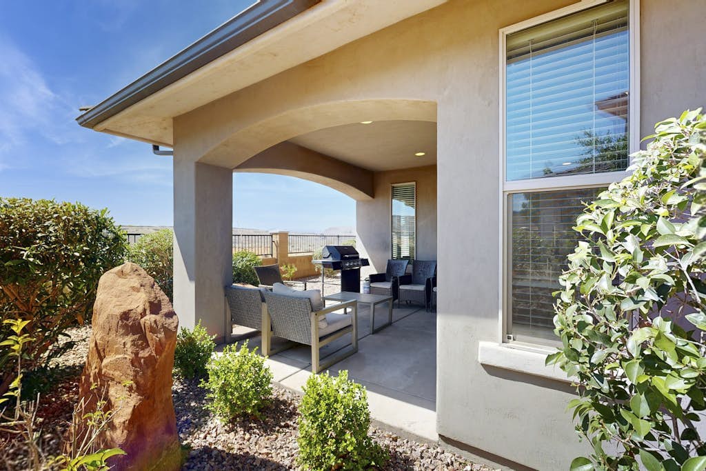 Spacious Townhouse - Designed for Comfort w/ hot tub & heated pool