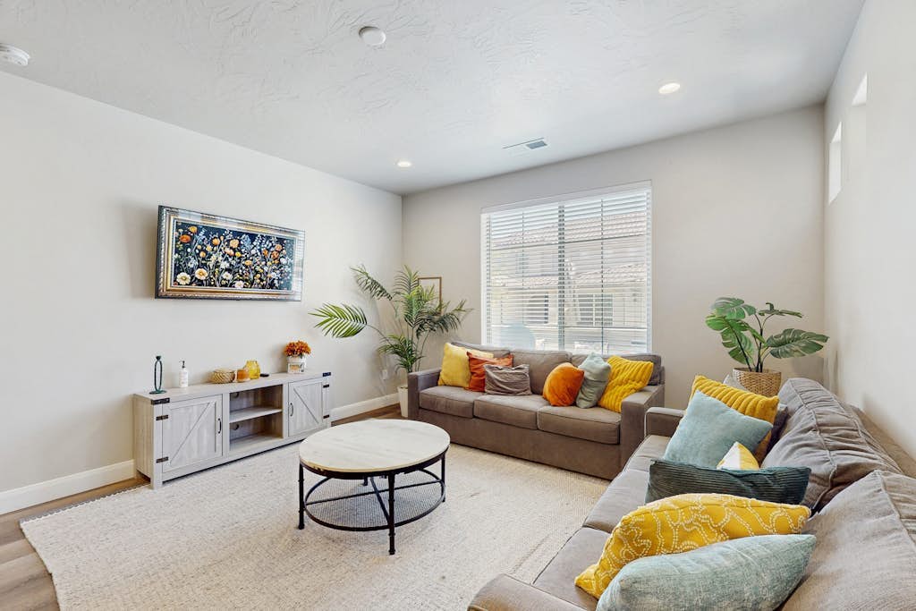 Inviting townhouse - Year-around shared pool, hot tub & pickleball courts
