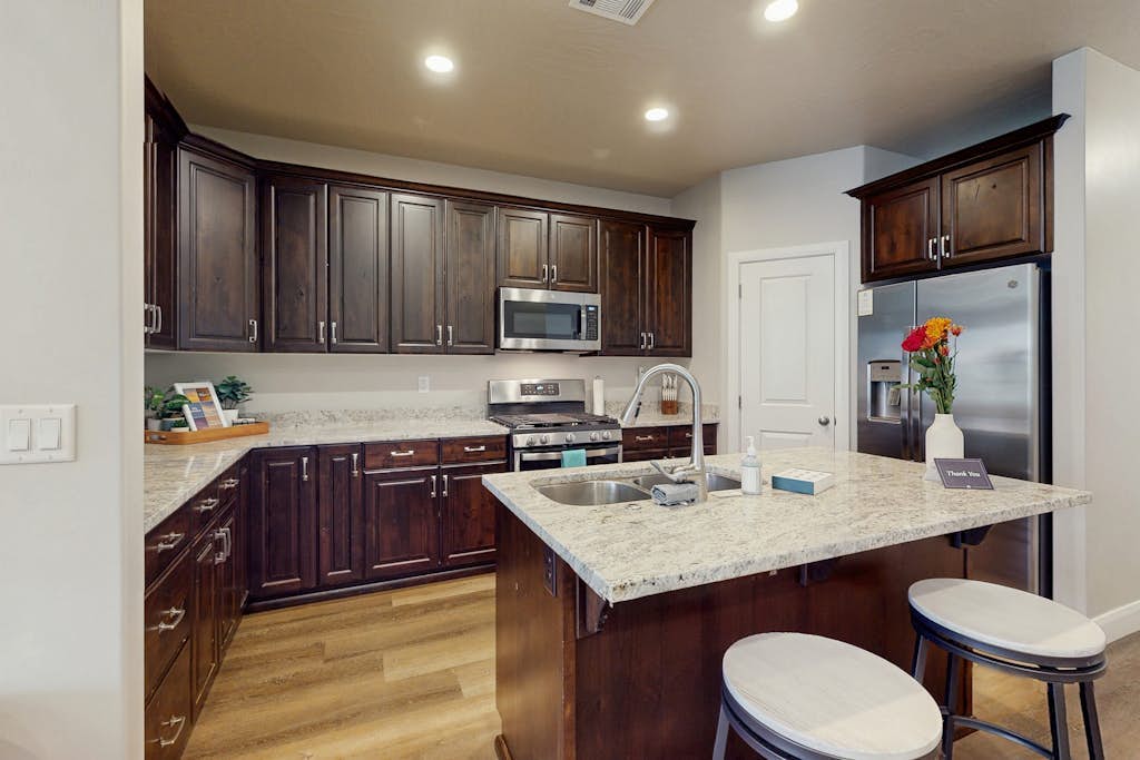 Inviting townhouse - Year-around shared pool, hot tub & pickleball courts