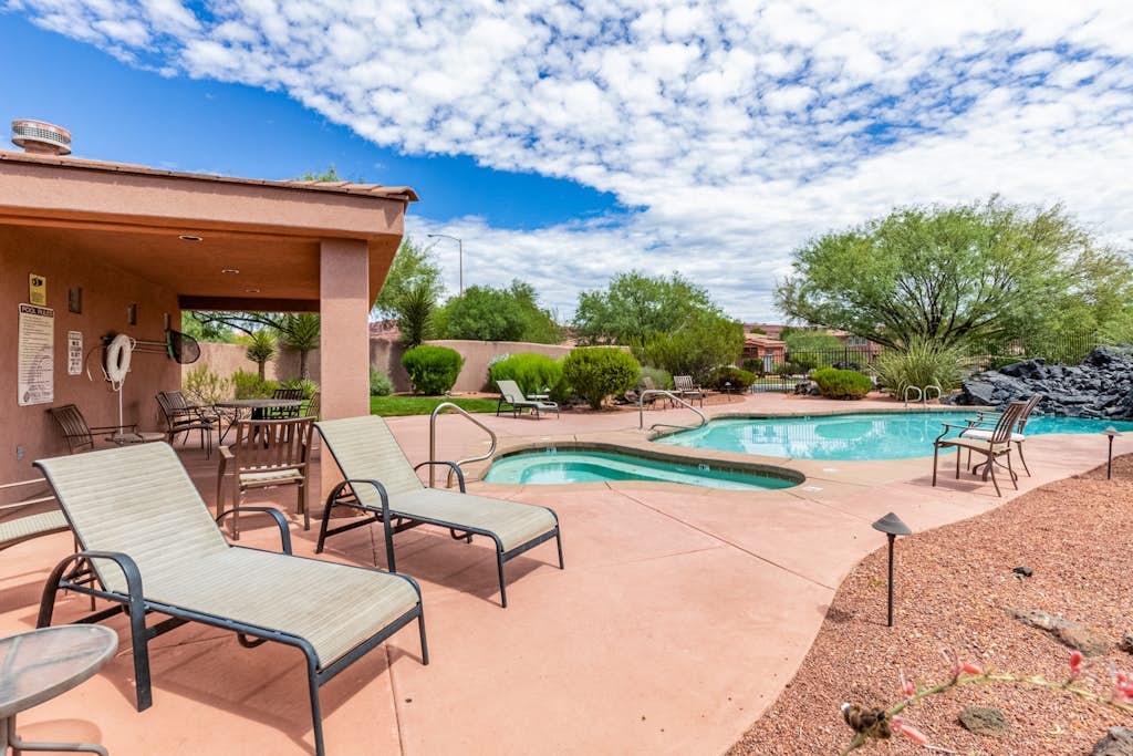 Desert gem near Zion with pool/hot tub access, fast WiFi & AC