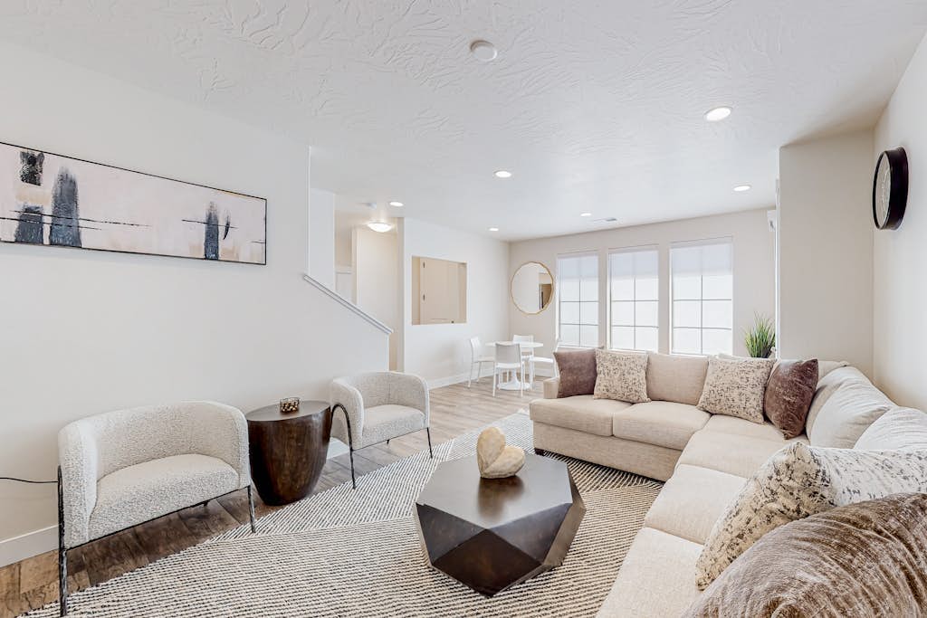 Desert escape with a game room, adult bikes, patio, grill, washer/dryer, and AC