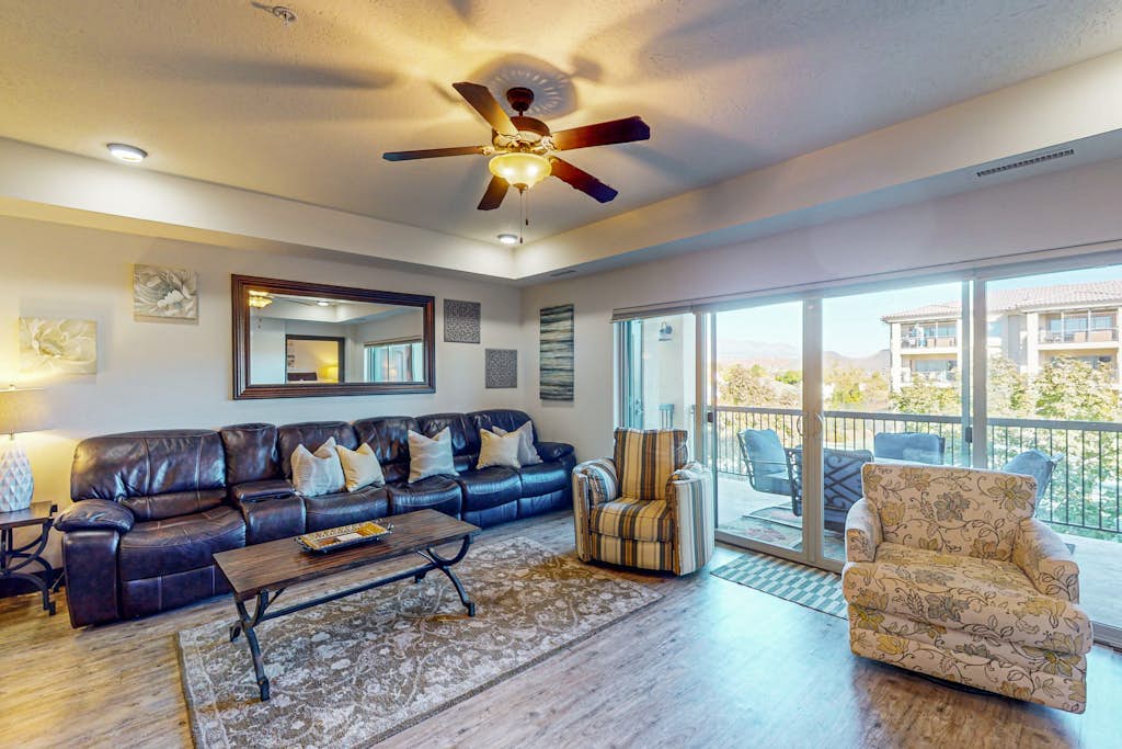 Spacious contemporary condo with pool, hot tub & pickleball court