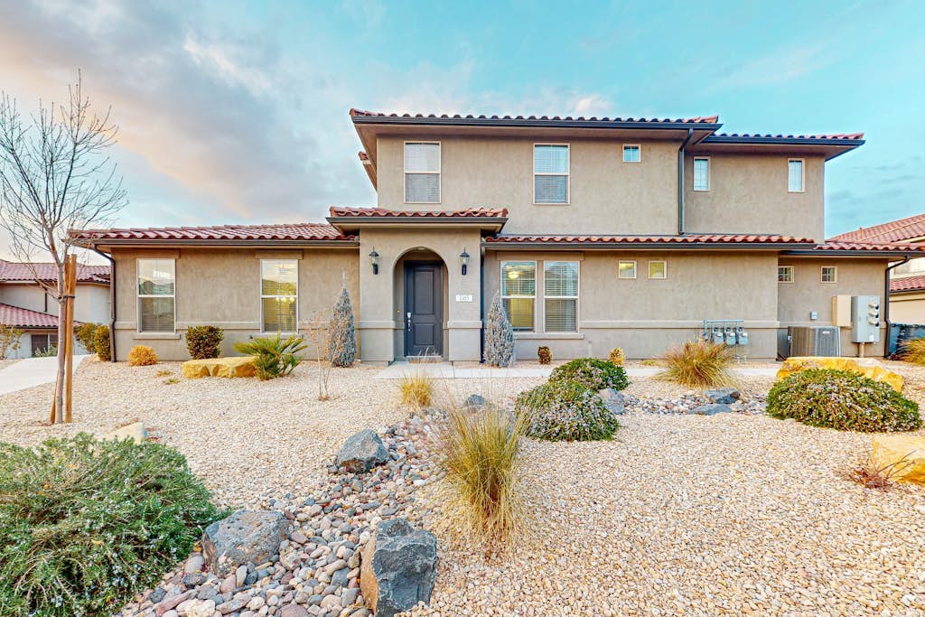 Beautiful, dog-friendly townhome with shared pool, hot tub, & lazy river