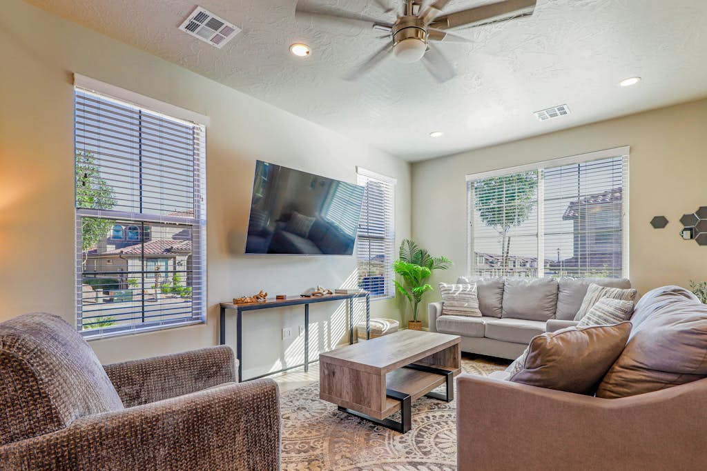 Beautiful, dog-friendly townhome with shared pool, hot tub, & lazy river