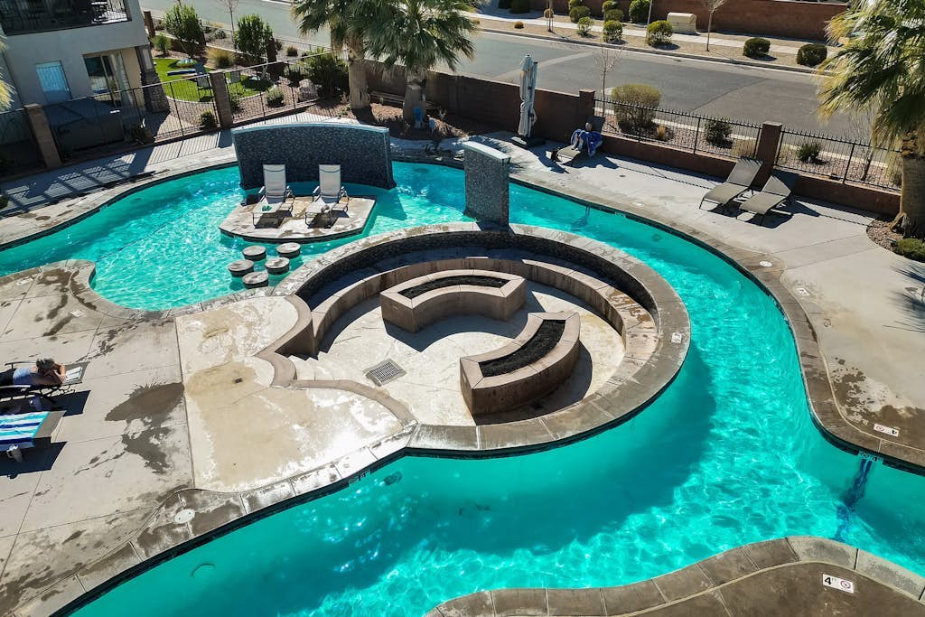 Spacious contemporary townhouse with shared pool, hot tub & pickleball courts