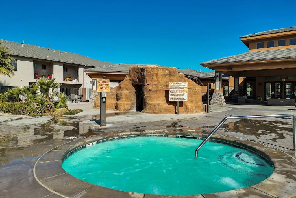 Spacious contemporary townhouse with shared pool, hot tub & pickleball courts
