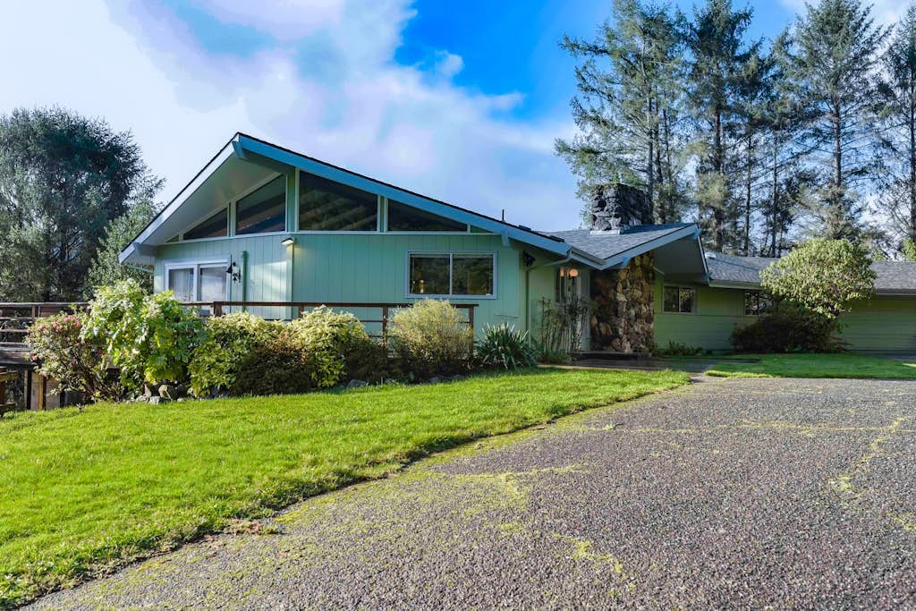 Set on a hilltop surrounded by Redwood National Park w/ views of the Pacific