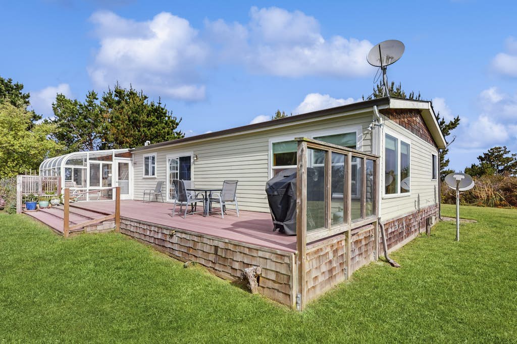 Spacious getaway w/marvelous bay and beach views, jetted tub, & gas grill