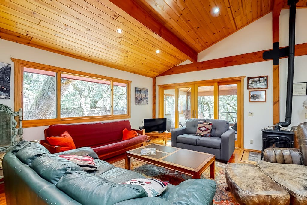 Riverfront getaway with a private beach, great views, & fantastic fishing