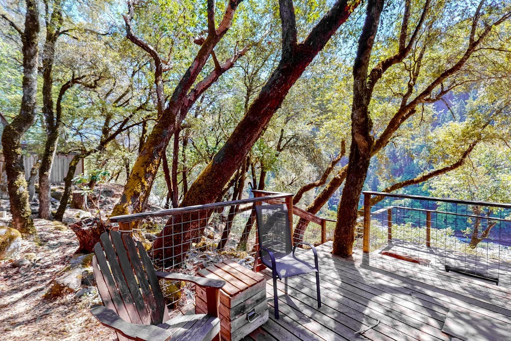 Riverfront getaway with a private beach, great views, & fantastic fishing