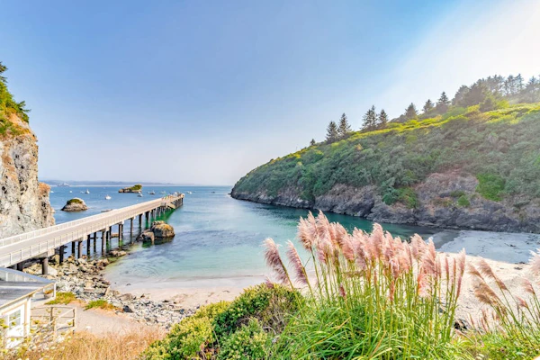 Oceanfront home with amazing views, hot tub, WiFi & deck - hiking nearby