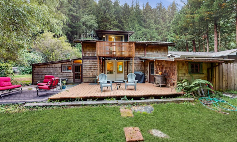Cozy cabin for two w/ a furnished deck & grassy yard - close to hiking trails