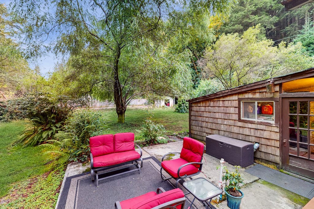 Cozy cabin for two w/ a furnished deck & grassy yard - close to hiking trails