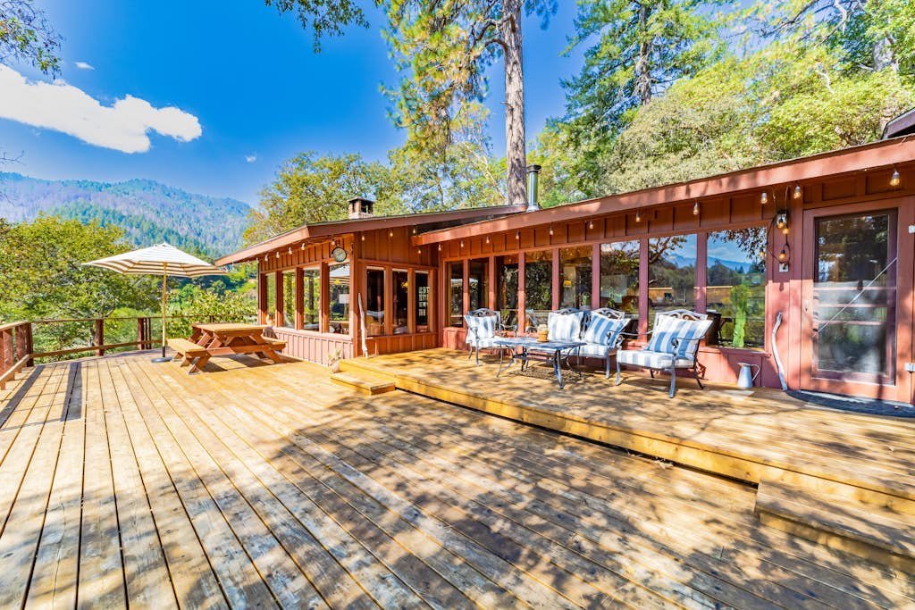 Serene cabin with large deck, woodstoves & trail to river beach - dog-friendly