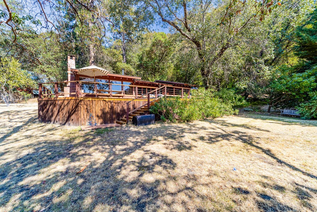 Serene cabin with large deck, woodstoves & trail to river beach - dog-friendly