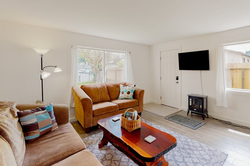Dog-friendly home with washer/dryer & free WiFi - half mile to hiking & zoo
