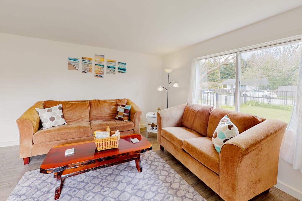 Dog-friendly home with washer/dryer & free WiFi - half mile to hiking & zoo