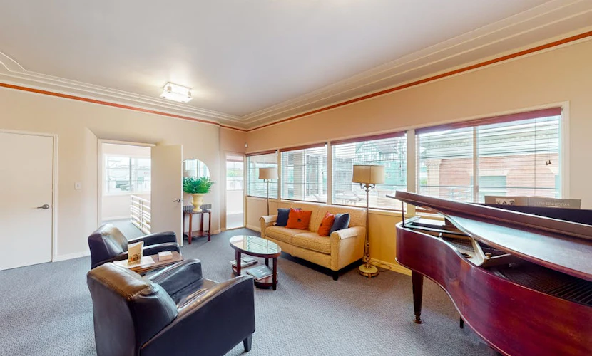Vintage downtown apt with balcony, W/D, streaming, kitchen & close to the ocean