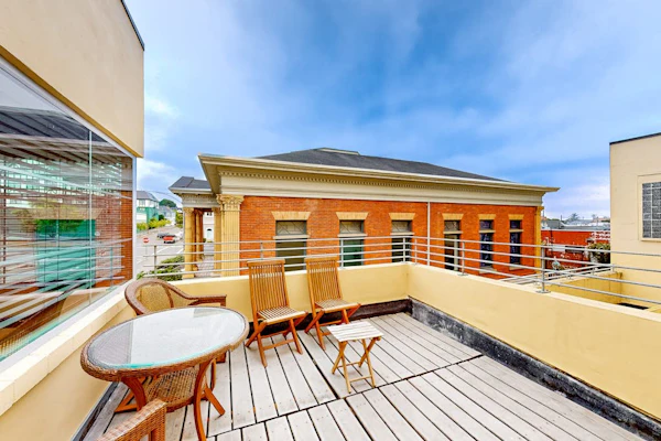 Vintage downtown apt with balcony, W/D, streaming, kitchen & close to the ocean