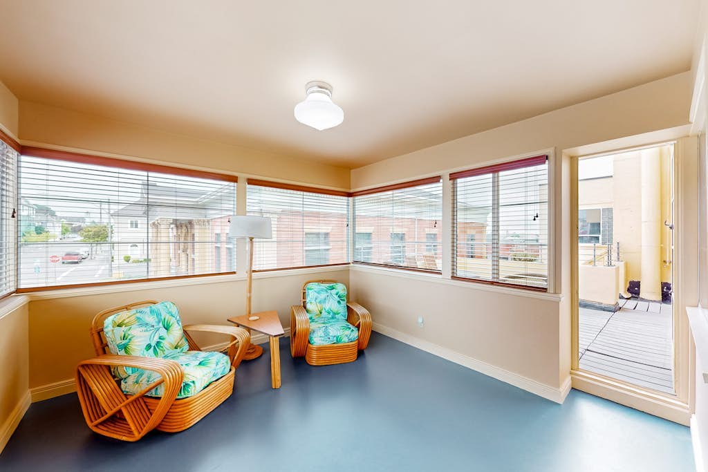 Vintage downtown apt with balcony, W/D, streaming, kitchen & close to the ocean