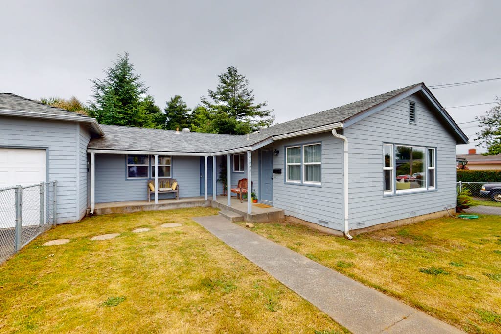 Comfortable dog-friendly home with patio, grill, board games, & enclosed yard