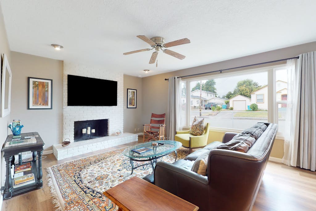 Comfortable dog-friendly home with patio, grill, board games, & enclosed yard