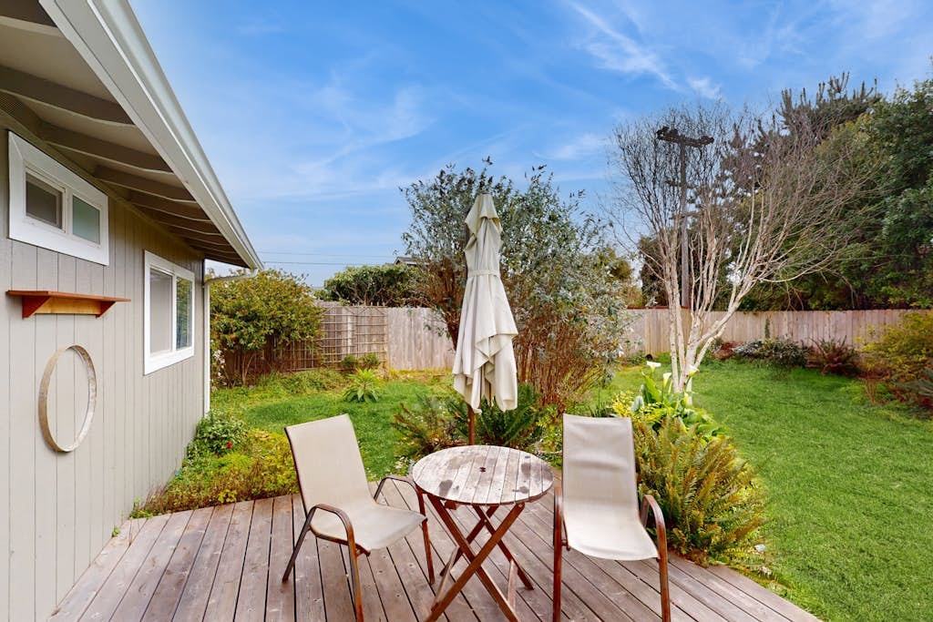 Cozy Home w/ Large Yard, Free WiFi, & Private Hot Tub - Close To Bluffs & Trail