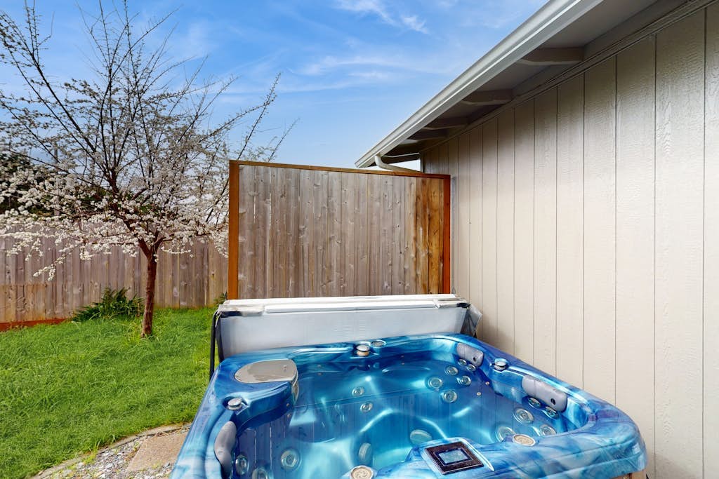 Cozy Home w/ Large Yard, Free WiFi, & Private Hot Tub - Close To Bluffs & Trail