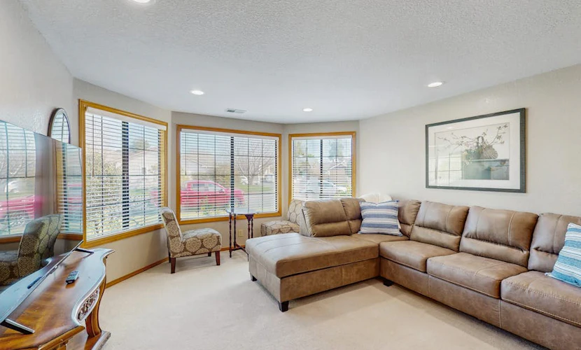 Dog-friendly home with large private yard & bbq - close to beach & hiking