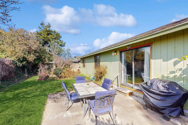 Dog-friendly home with large private yard & bbq - close to beach & hiking