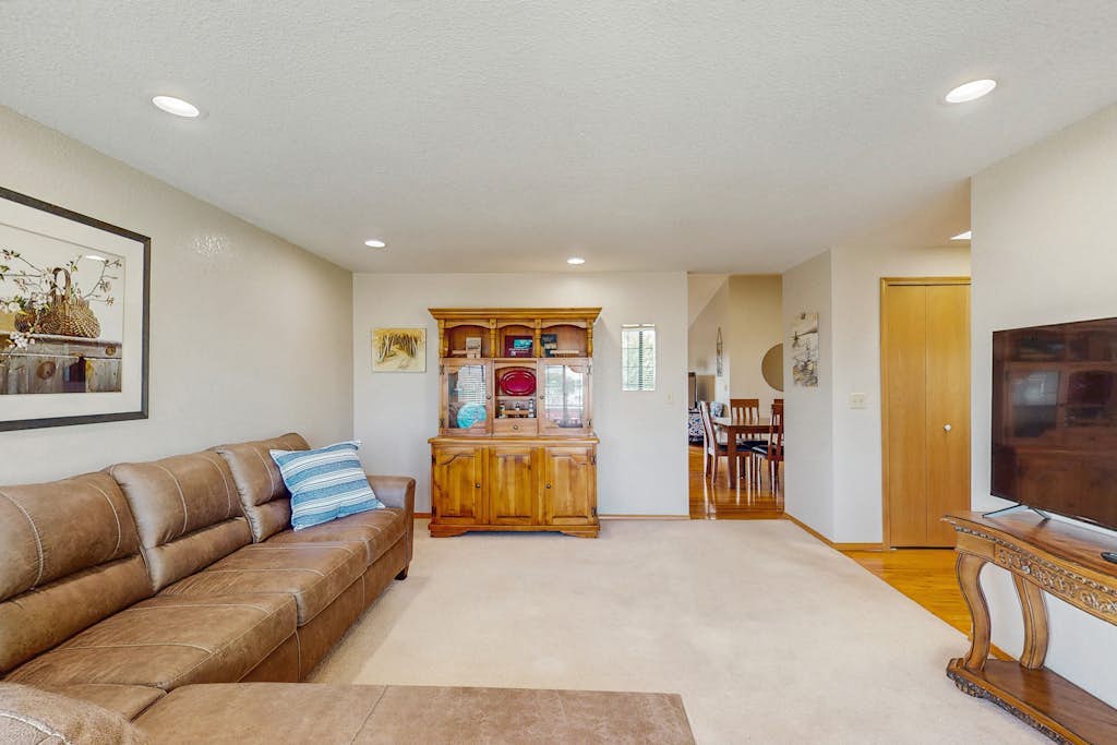 Dog-friendly home with large private yard & bbq - close to beach & hiking