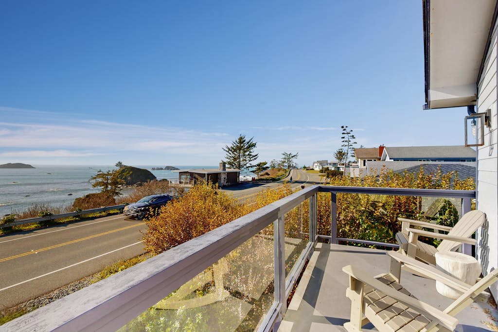 Updated Oceanfront home near the redwoods and harbor - close to hiking trails