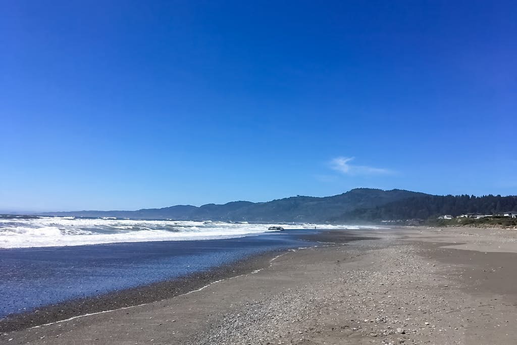 Stunning Ocean & Mountain Views, Quiet Family Home, Gas Grill, Beach Access