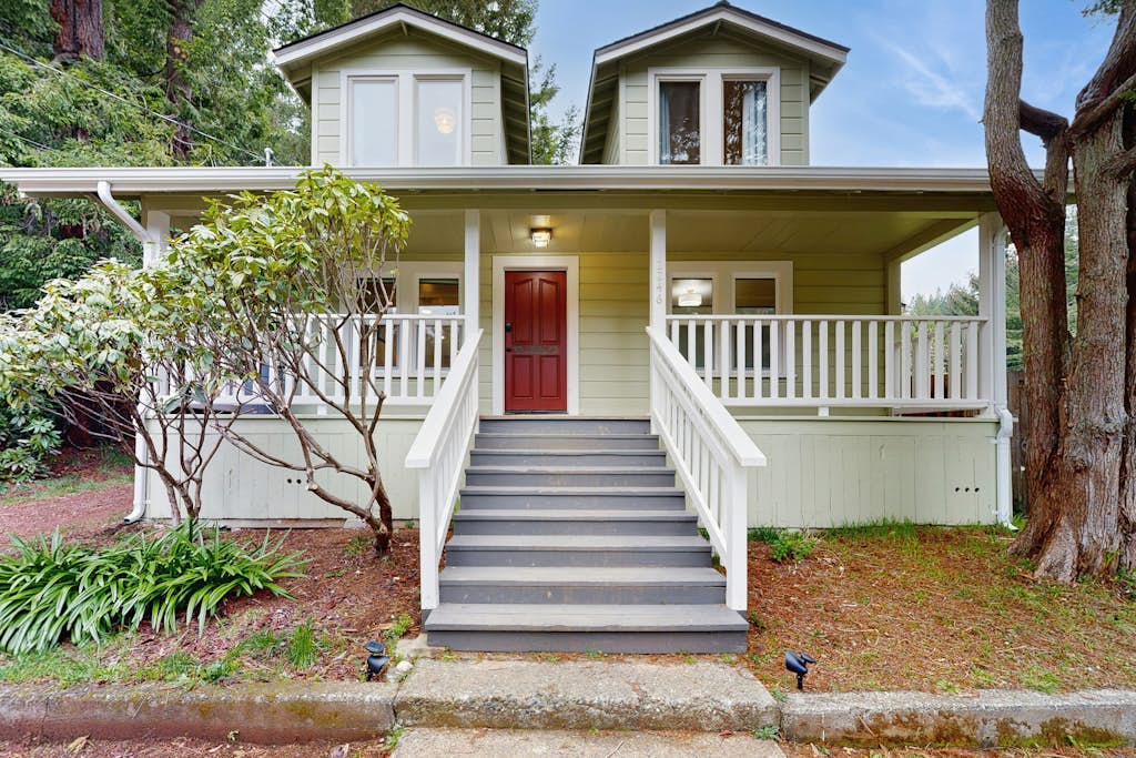 Serene, renovated  home on 3 acres - close to hiking trails, redwoods, & beach