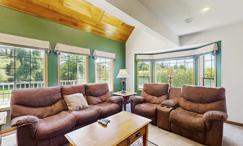 Dog-friendly house with ocean views & private tennis court