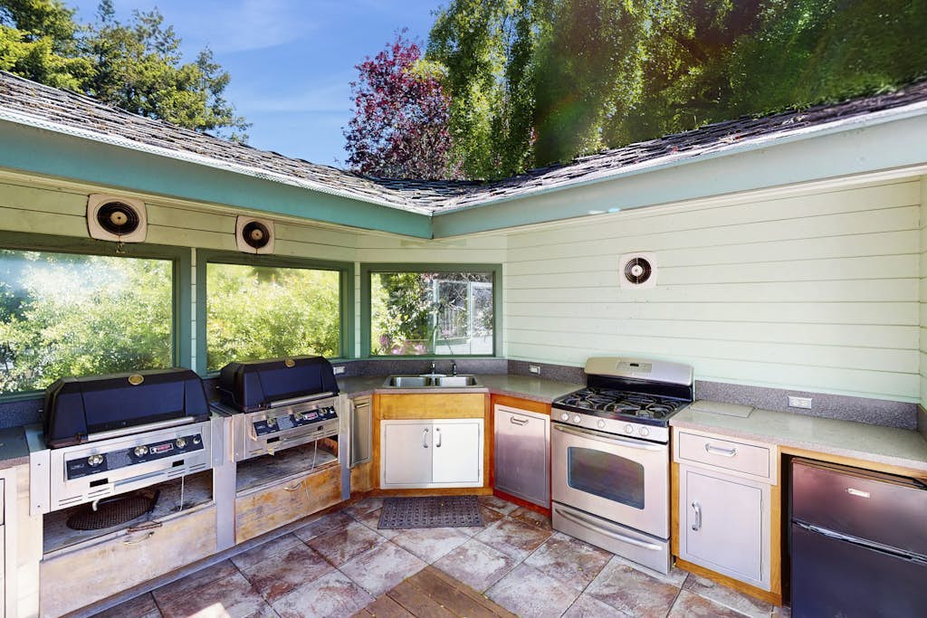 Dog-friendly house with ocean views & private tennis court