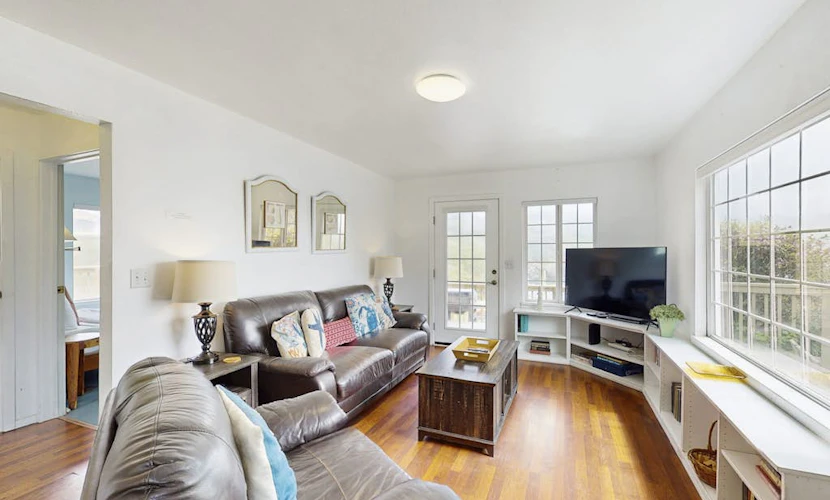 Cozy home with hot tub, incredible ocean views, WiFi & private deck