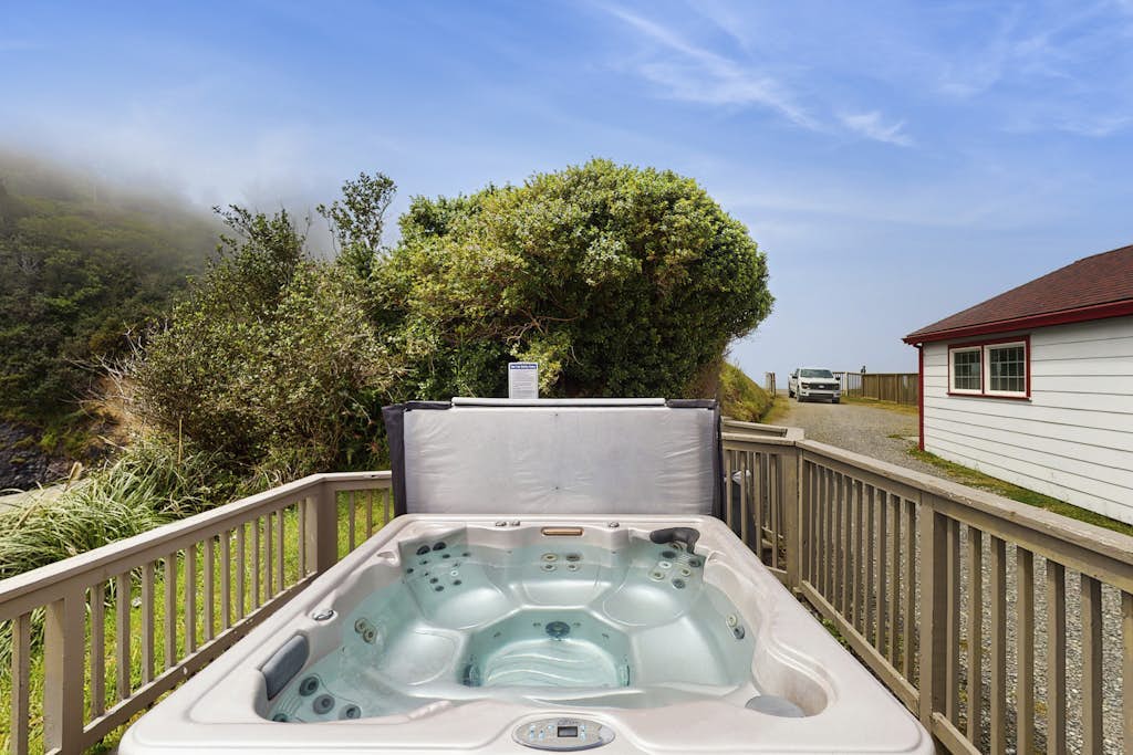 Cozy home with hot tub, incredible ocean views, WiFi & private deck